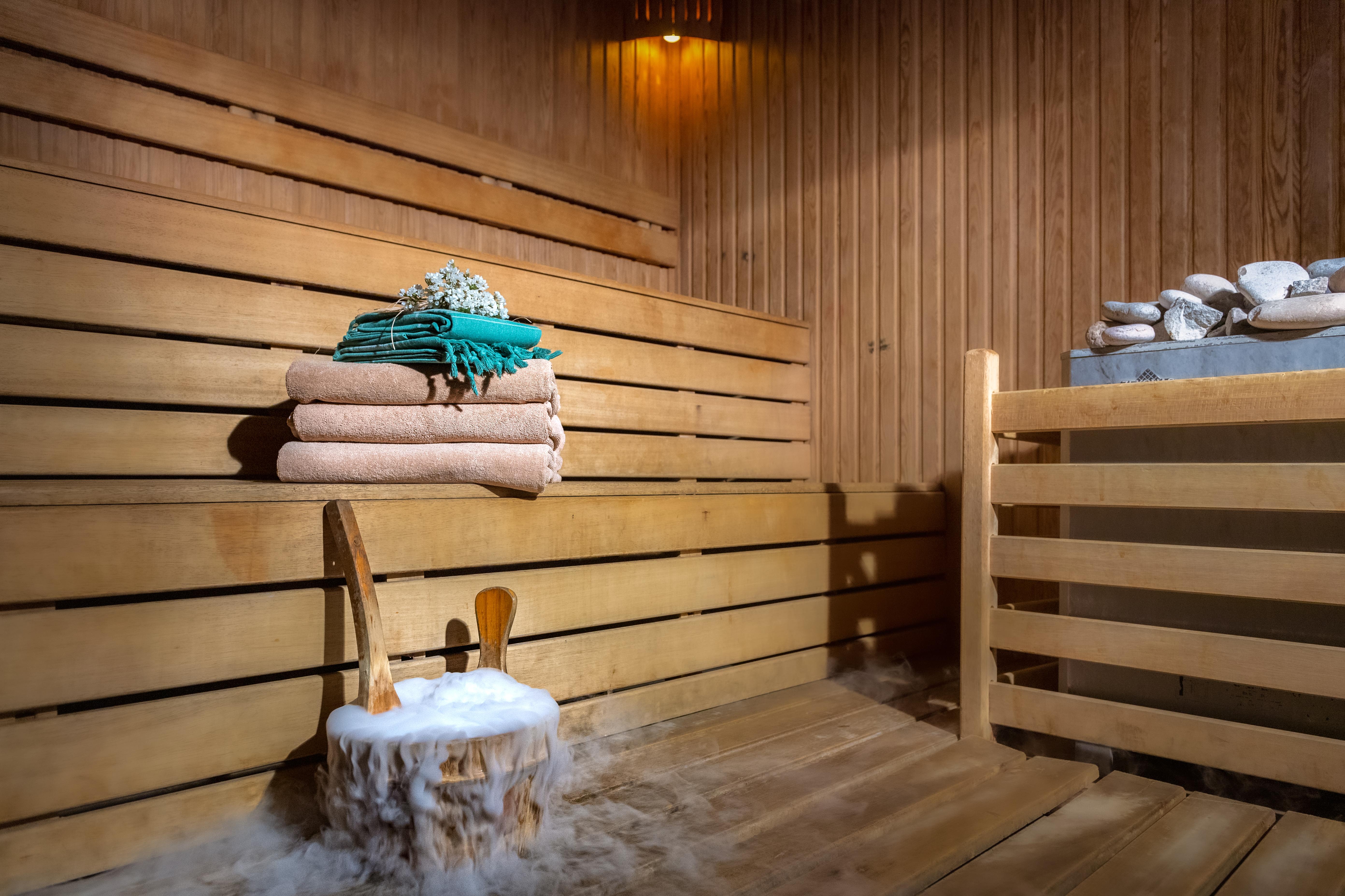 Sealife Family Resort Hotel Antalya Exterior photo The photo shows the interior of a sauna. It features wooden walls and benches, creating a warm and inviting atmosphere. On the benches, there are neatly stacked towels in different colors, including green and beige. In the foreground, there's a woode